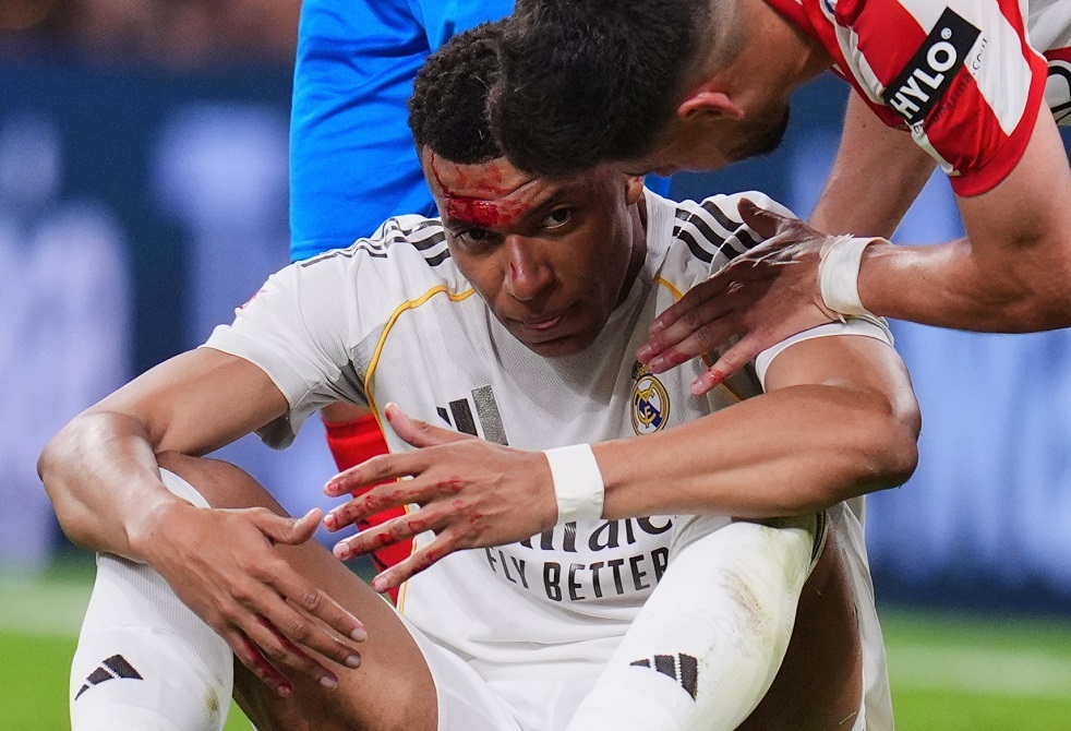 خبير تحكيمي يبدي رأيه حول عدم احتساب ركلة جزاء لمبابي