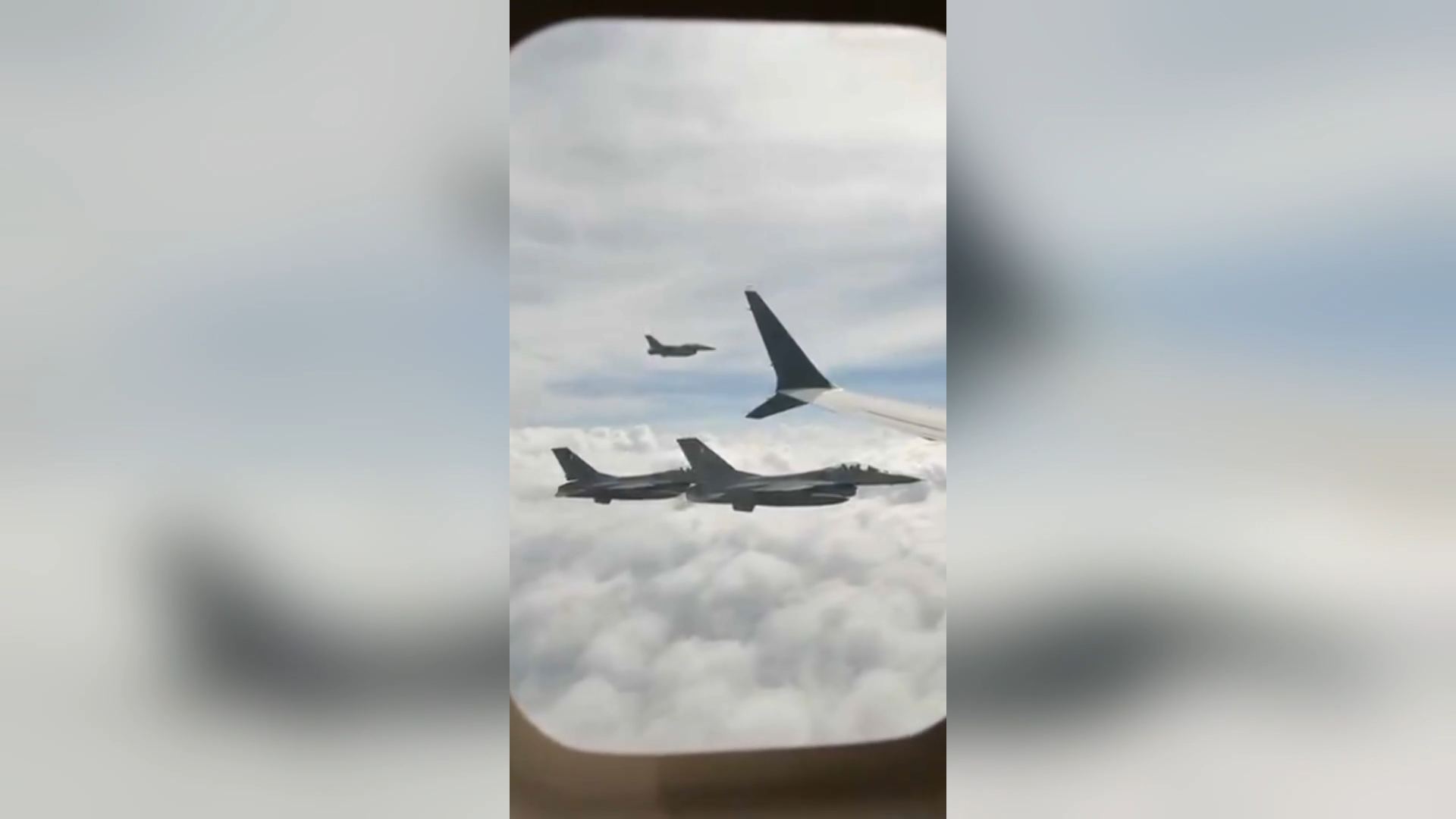 مقاتلات باكستانية ترافق طائرة الوفد الأمريكي إلى إسلام آباد