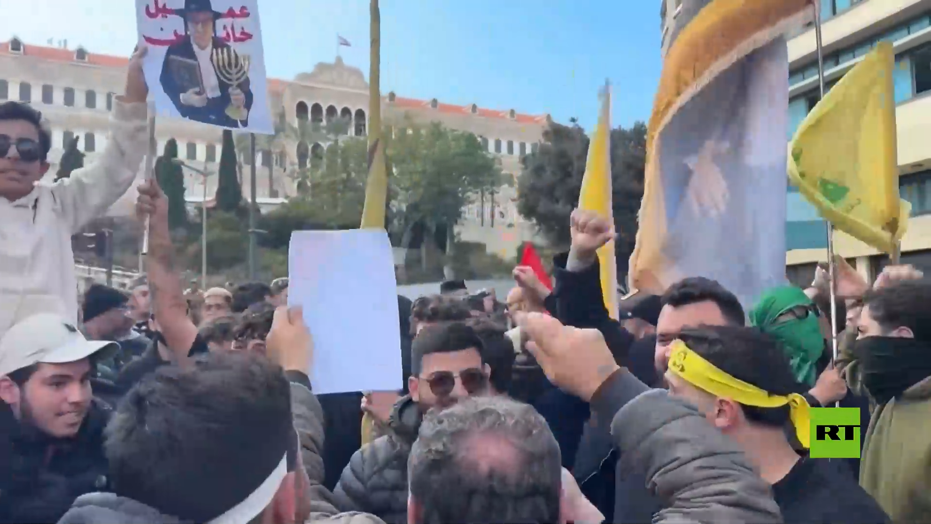 الآلاف في بيروت يحتجون على المفاوضات المباشرة مع تل أبيب