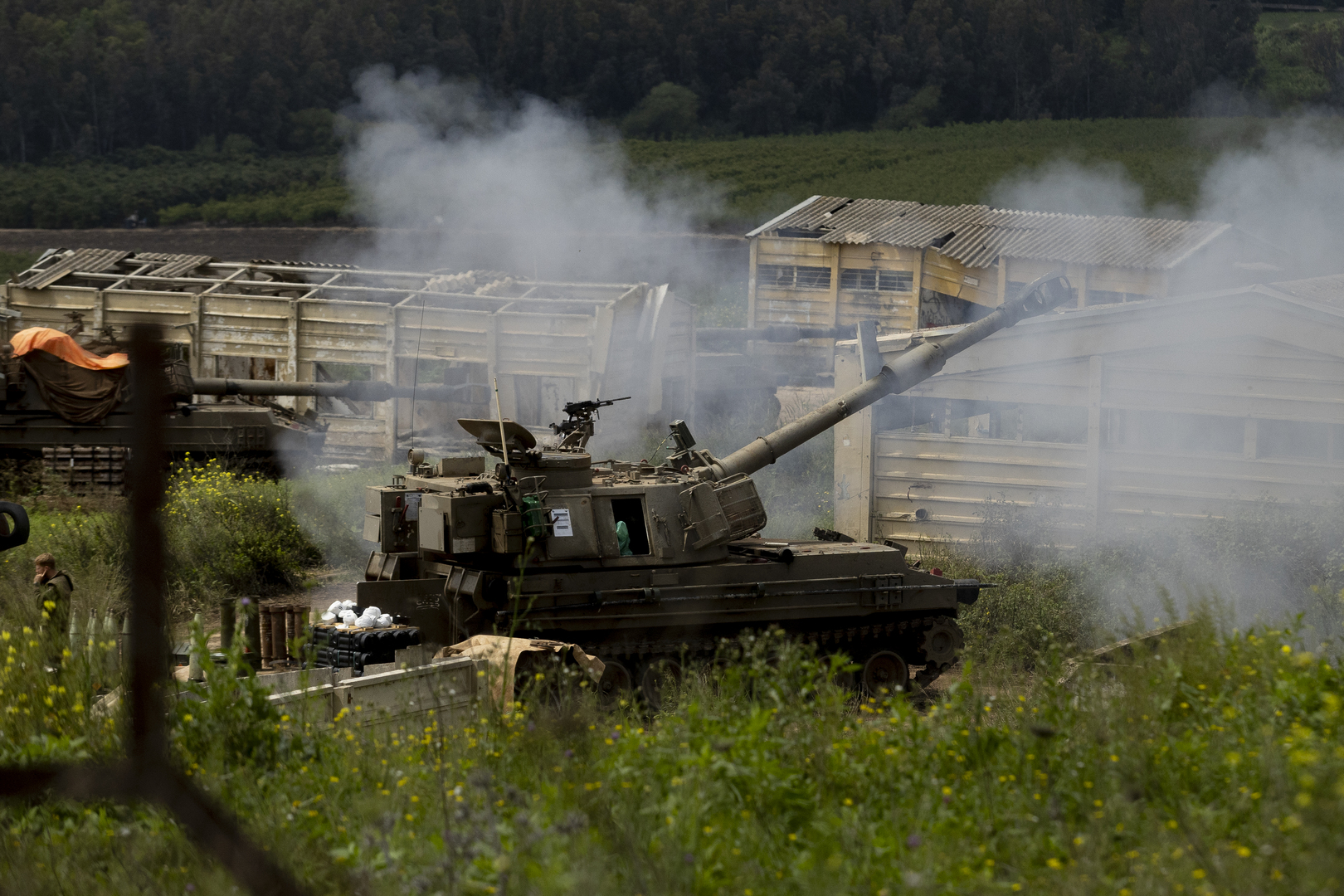 تصعيد كبير.. غارات إسرائيلية دموية على لبنان وحزب الله يرد بقصف متواصل على الشمال