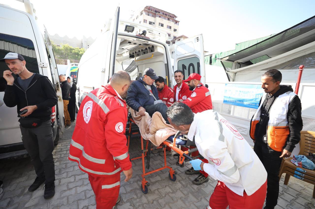 الهلال الأحمر الفلسطيني يشارك في إجلاء مرضى من غزة (صور)