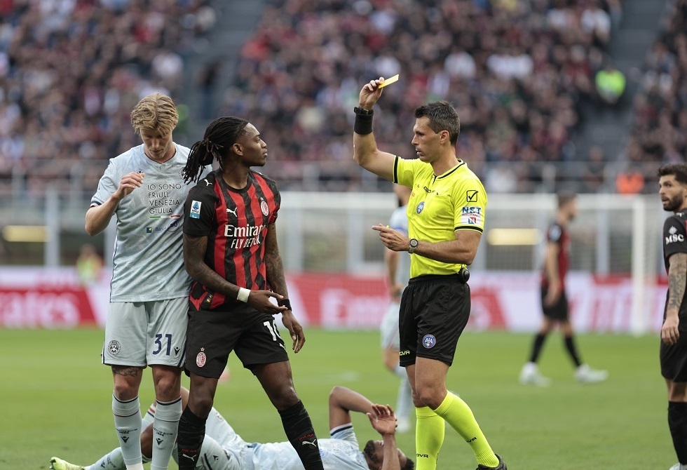 ليلة الهزيمة المدوية لميلان.. رفائيل لياو يسخر من الحكم والأخير يرد بطريقته (فيديو)