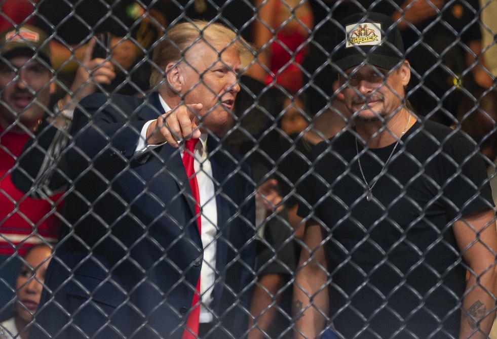 بعد فوز مفاجئ على مقاتل روسي.. البرازيلي باولو كوستا يتوجه للحديث مع ترامب (فيديو)