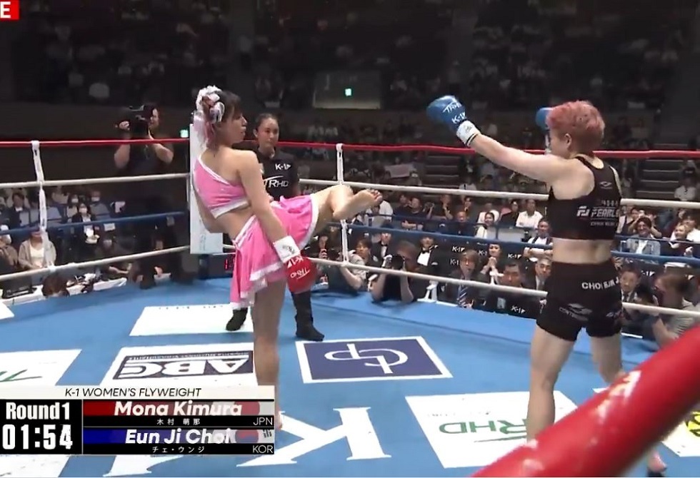 شاهد.. مقاتلة "أعنف باربي" تسقط منافستها بطريقة مثيرة بضربة بالساق