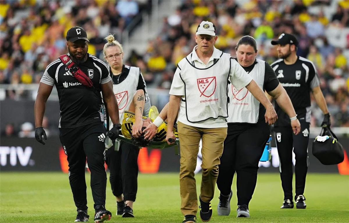 غادر على نقالة.. وسام أبو علي يتعرض لإصابة مقلقة (فيديو)