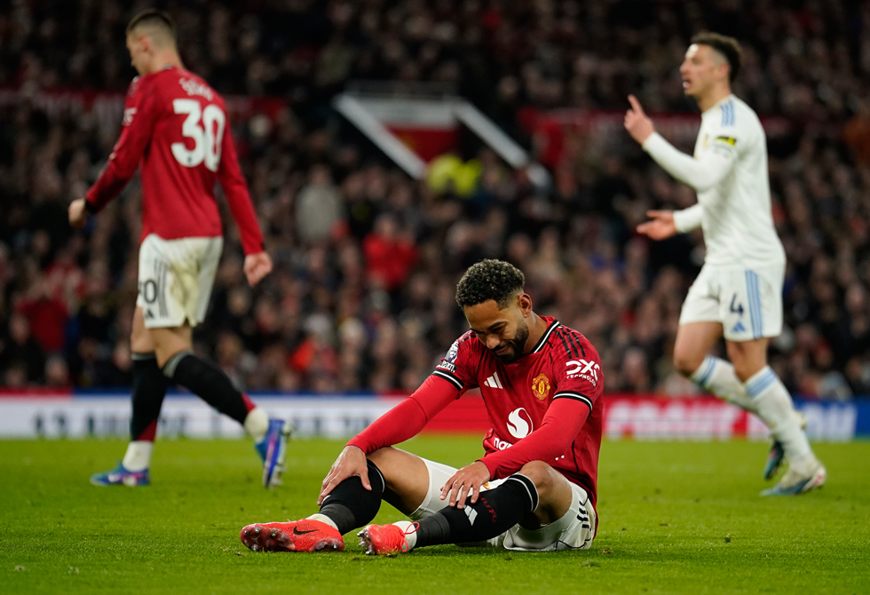 مانشستر يونايتد يتعرض لخسارة مفاجئة على أرضه أمام ليدز