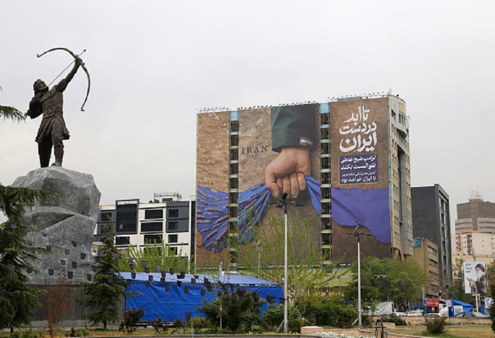 البرلمان الإيراني: مضيق هرمز حق لنا وواشنطن خططت للاستيلاء على 60% من نفط العالم