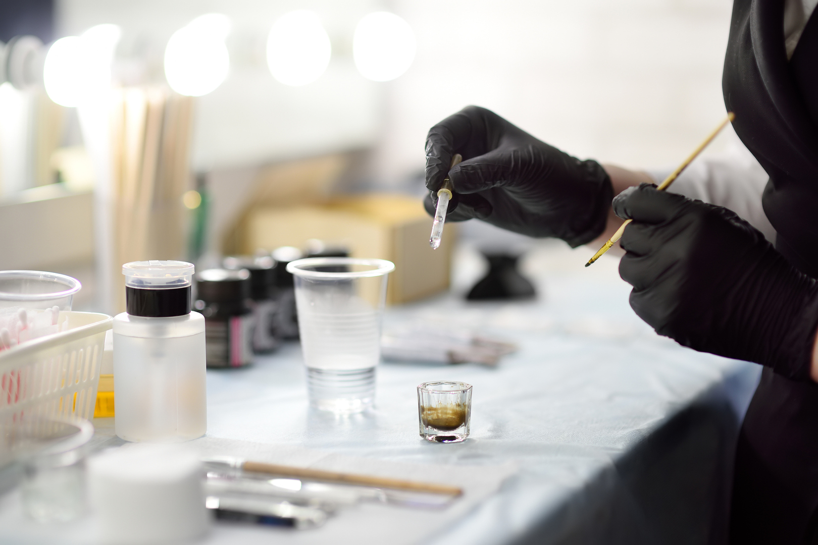 صيحة مكياج رائجة تتسبب في إصابة امرأة بمرض نادر