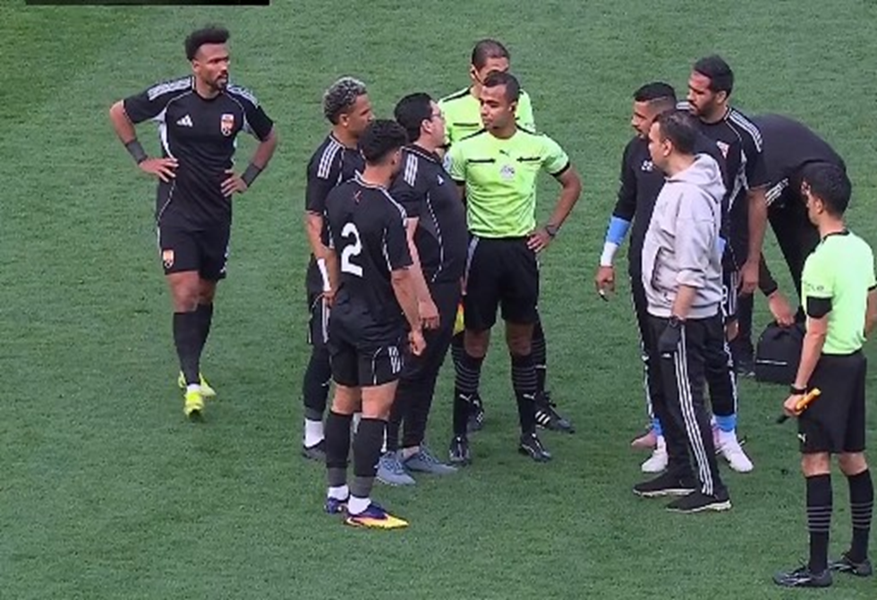 حكم في الدوري المصري الممتاز يتعرض لإصابة مفاجئة ويغادر الملعب باكيا