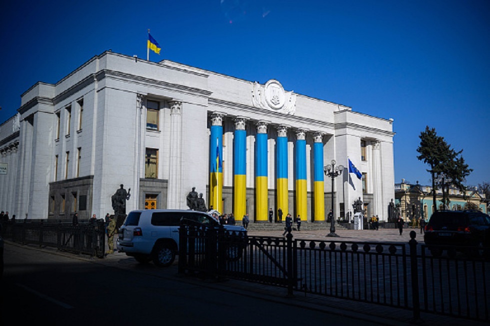 أوكرانيا.. اعتقال مساعدي نائبين بتهمة تهريب المجندين مقابل 16 ألف دولار للشخص