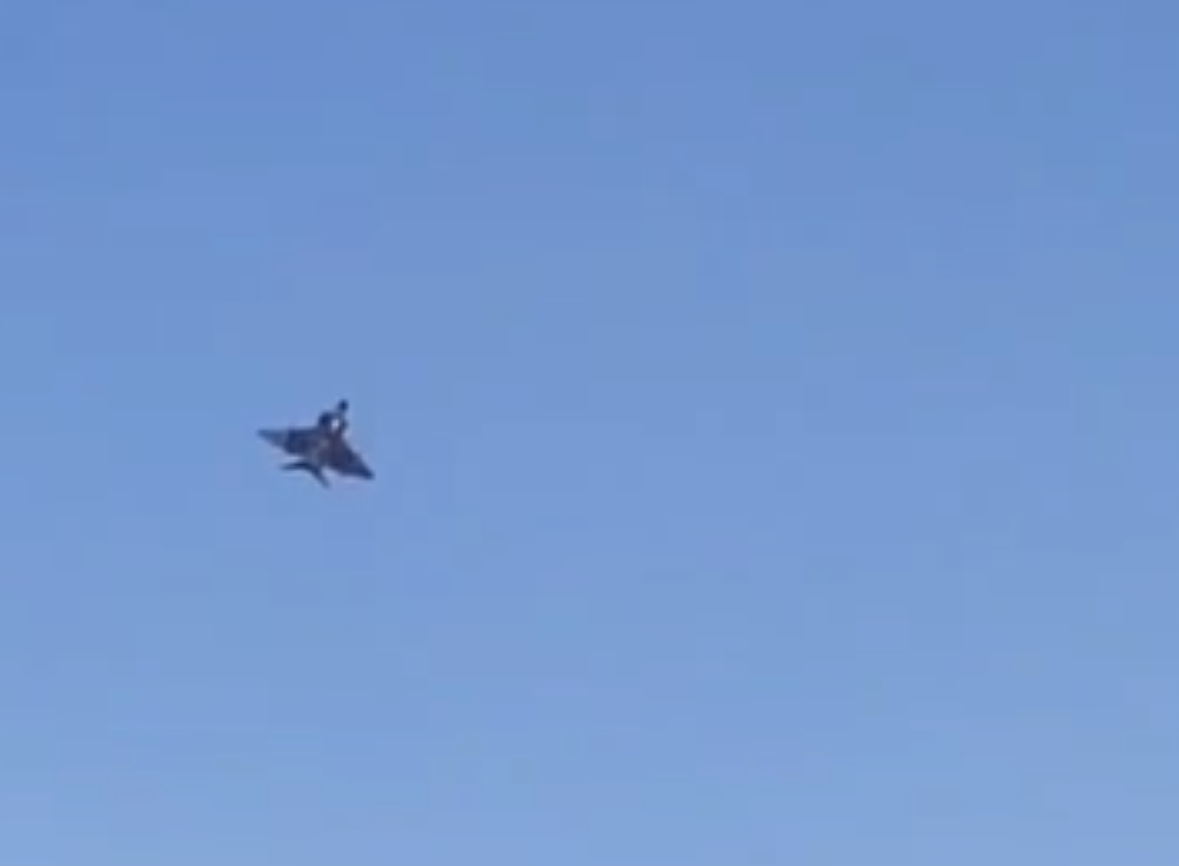 بالفيديو.. طائرة حربية إيرانية تستقبل قائد الجيش الباكستاني