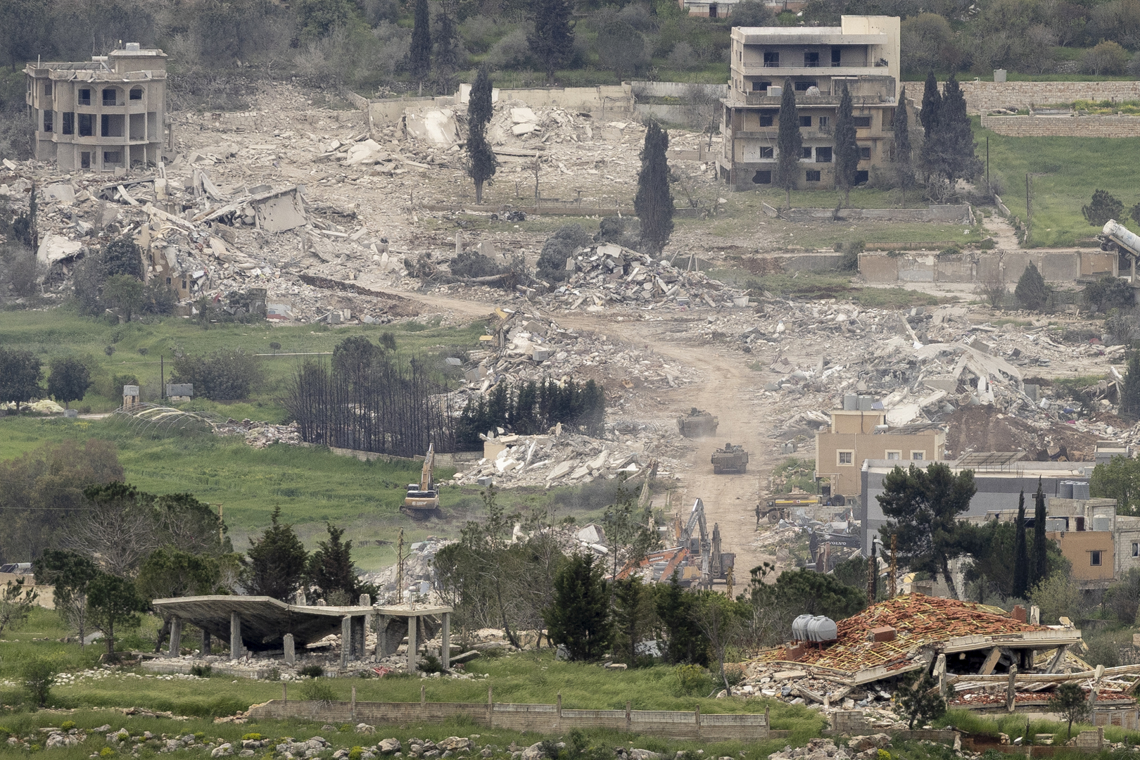 معاريف: إسرائيل تسابق الزمن لإحداث تدمير واسع في جنوب لبنان قبيل وقف إطلاق النار المحتمل