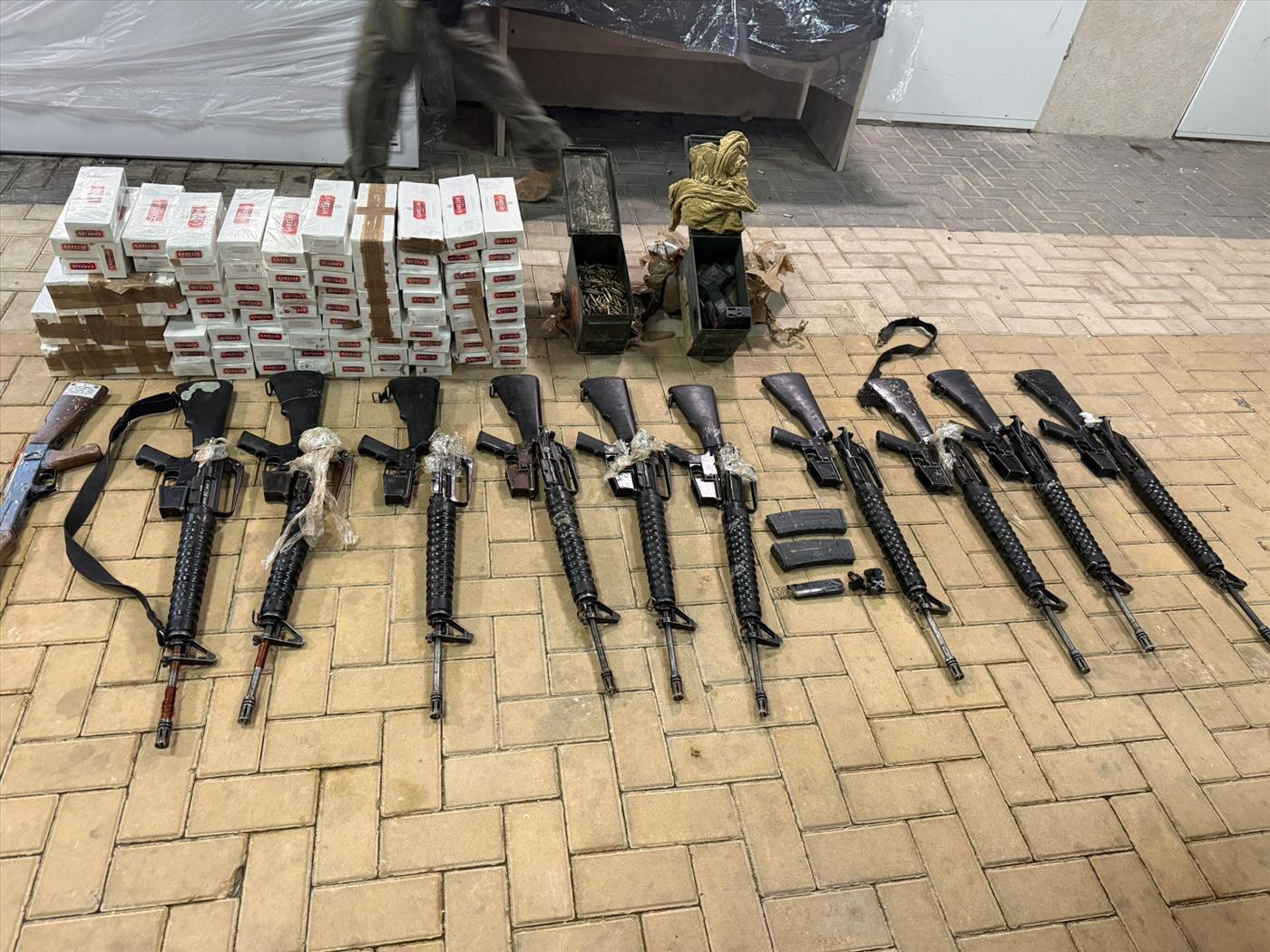 الجيش الإسرائيلي يضبط طائرات مسيرة محملة بعشرات البنادق بعيدة المدى على الحدود المصرية (صور)