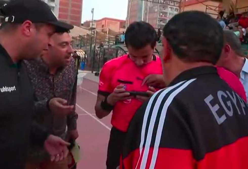 "ألغى ركلة جزاء بالتليفون".. أزمة تحكيمية بدوري المحترفين المصري بسبب تصرف غريب للحكم