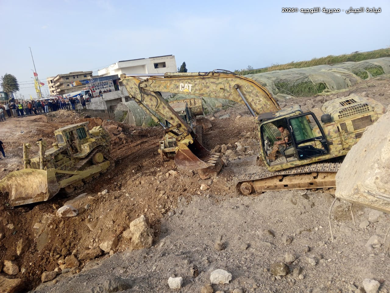 الجيش اللبناني يعمل على فتح جسر القاسمية البحري بعد تدميره في غارة إسرائيلية (فيديو + صور)