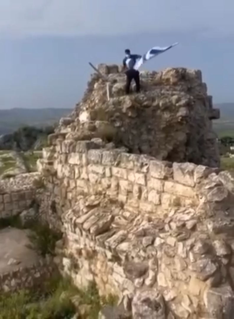 لبناني يزيل العلم الإسرائيلي عن قلعة شقيف جنوب البلاد (فيديو)