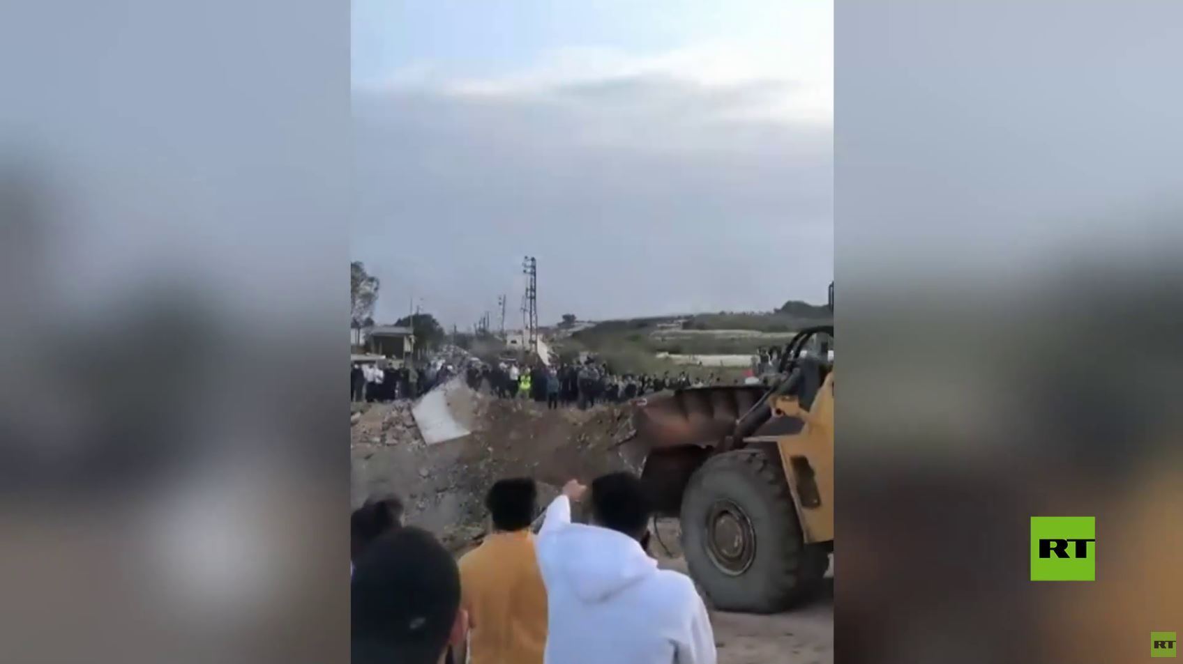 جنوب لبنان.. أعمال إعادة فتح جسر القاسمية بعد استهدافه من قبل غارة إسرائيلية