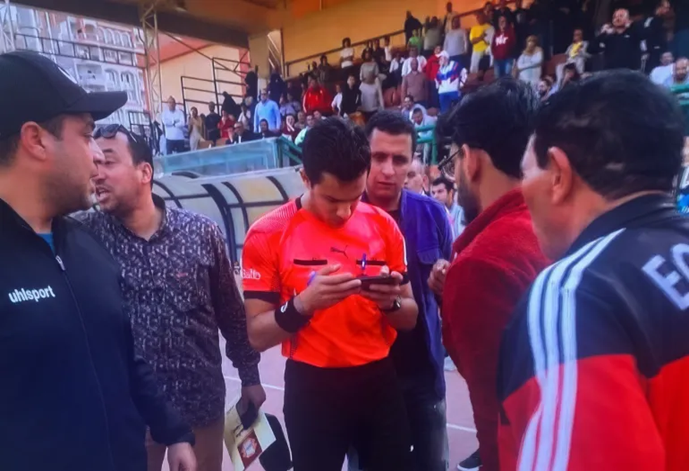 أول قرار من الاتحاد المصري ضد حكام مباراة طنطا والاتصالات بعد إلغائهم ركلة جزاء باستخدام الهاتف