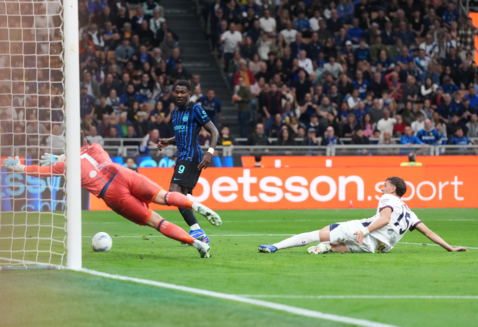 إنتر ميلان يعبر  كالياري ويلامس لقب الدوري الإيطالي