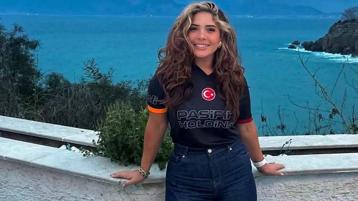 مشجعة ليفربول تشن هجوما لاذعا على سلوت وتوجه رسالة نارية إلى محمد صلاح (فيديو)