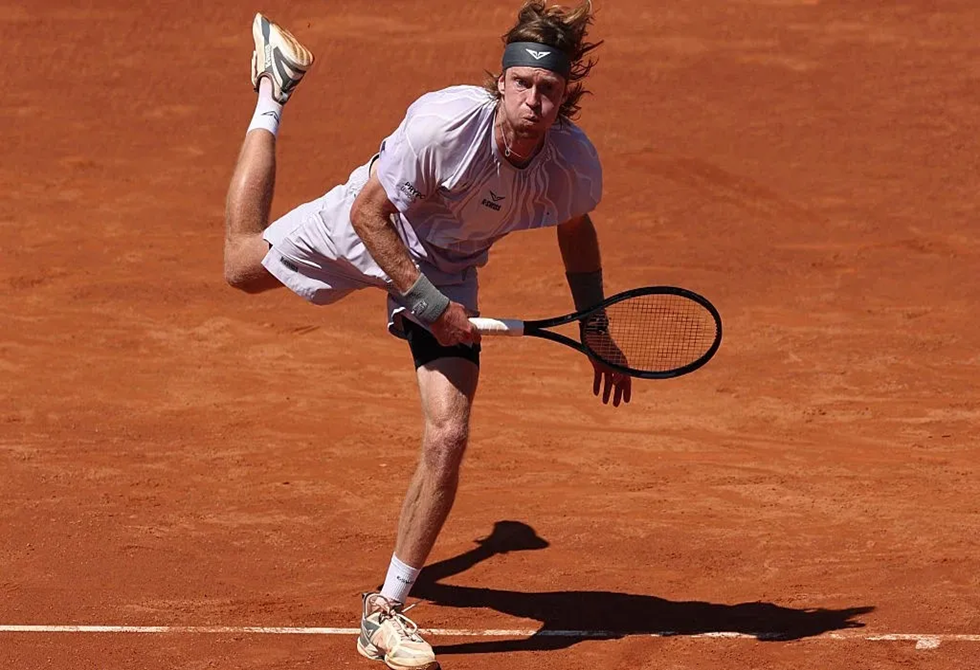 الروسي روبليف يتأهل إلى نهائي بطولة برشلونة للتنس للمرة الأولى في مسيرته