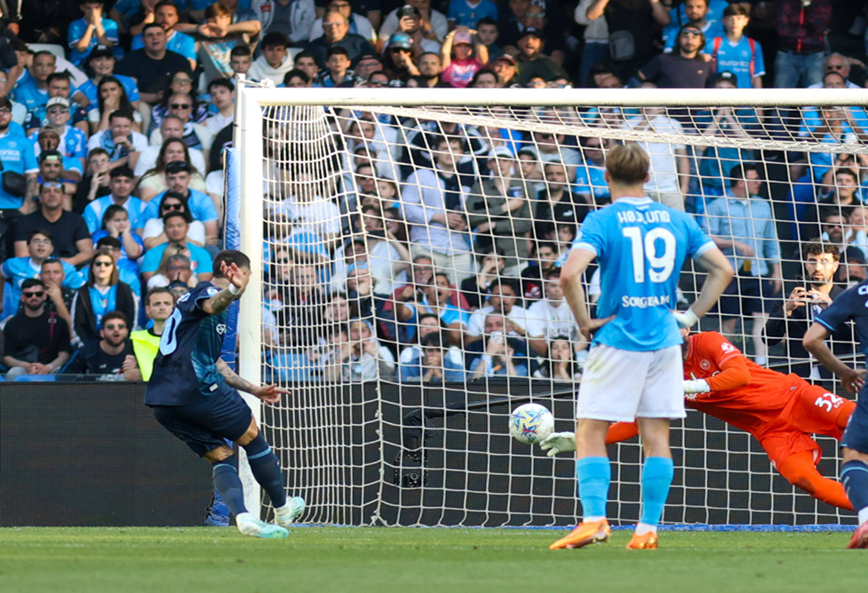 لاتسيو يهزم نابولي ويقرب إنتر ميلان من لقب الدوري الإيطالي
