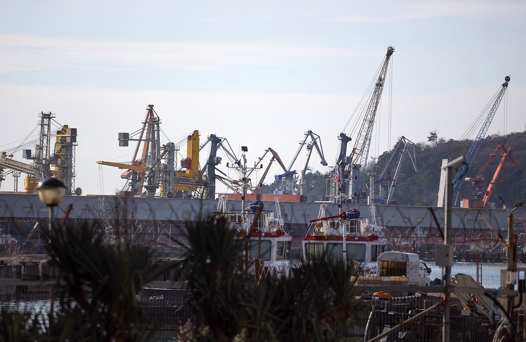 مقتل مدني ونشوب حريق في ميناء توابسي الروسي بهجوم مسيرات