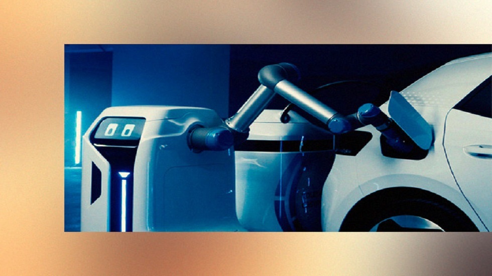 روسيا تكشف عن أول روبوت ذاتي الحركة لشحن السيارات الكهربائية