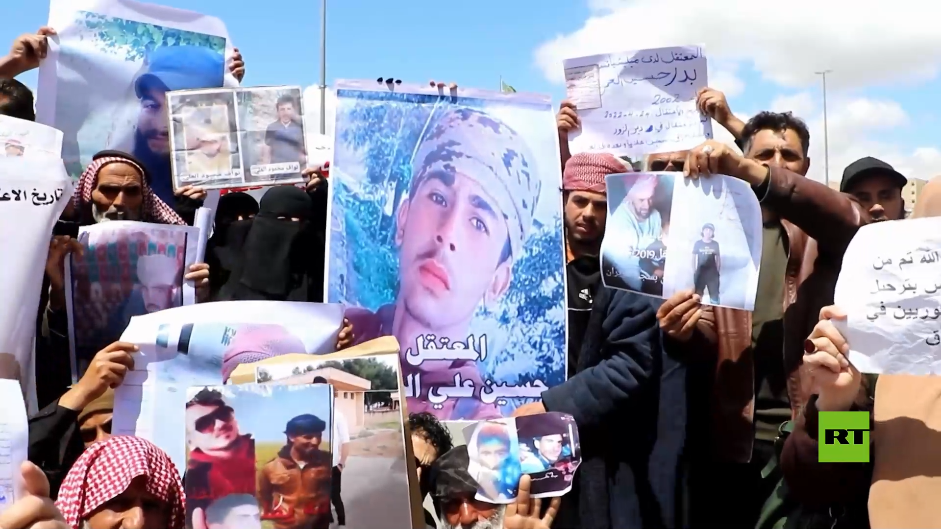 أهالي معتقلي داعش يتظاهرون أمام وزارة الخارجية في دمشق مطالبين بالكشف عن مصير أبنائهم