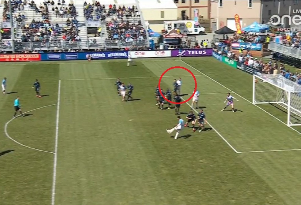 شاهد.. أول هدف بعد اعتماد قاعدة "فينغر"