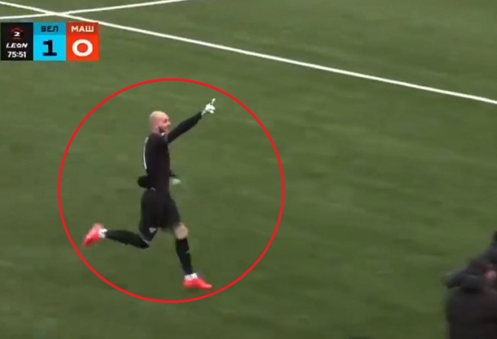 من مسافة 100 متر.. حارس مرمى يسجل هدفا رائعا ويخرج من الملعب للاحتفال مع والدته