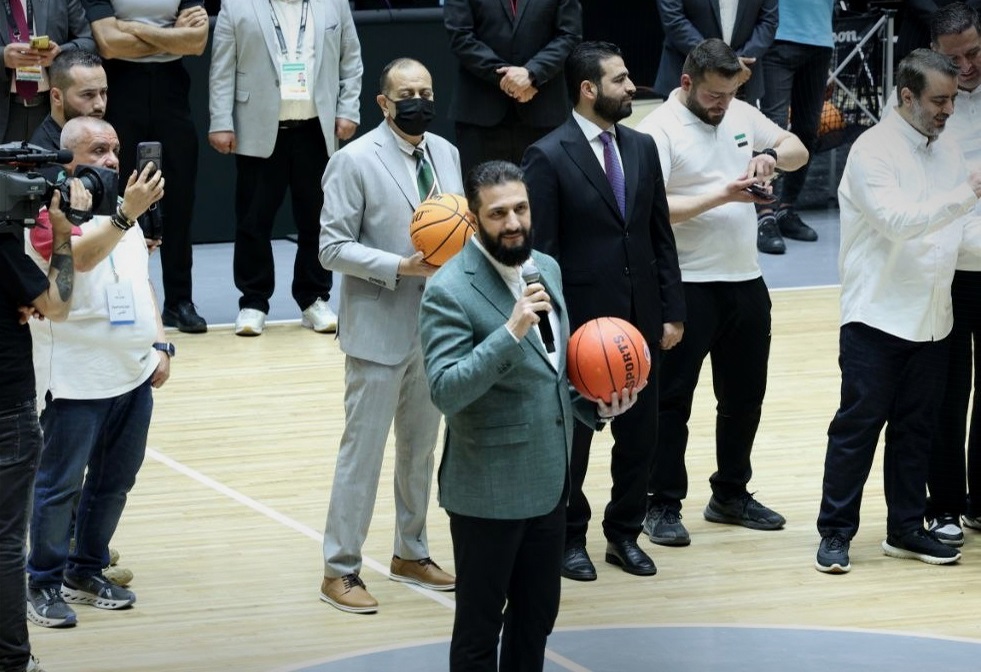 الرئيس السوري المؤقت يلعب كرة السلة (فيديو)