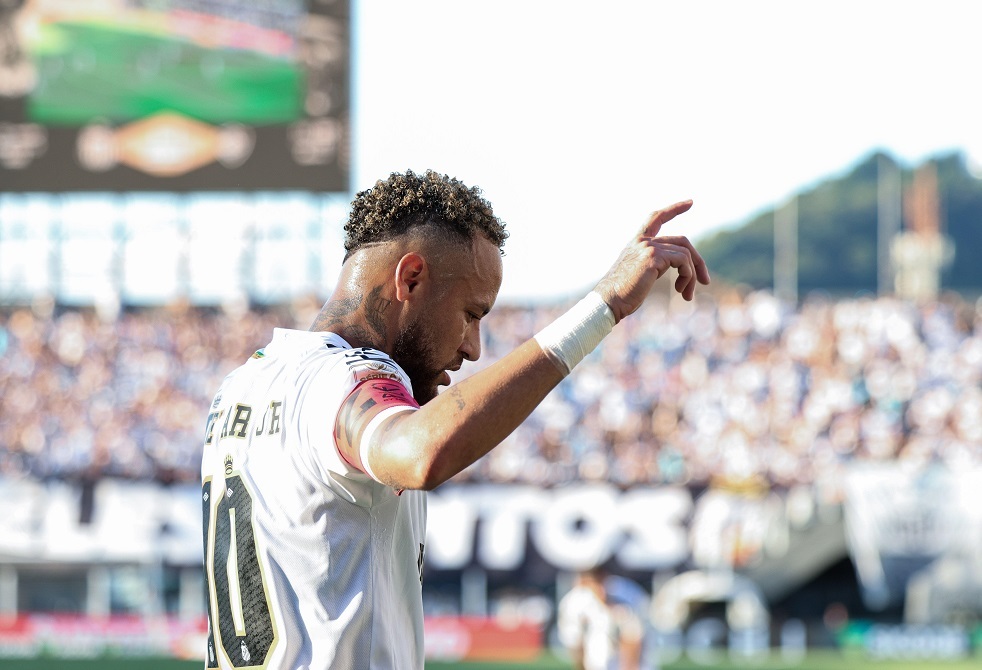 نيمار يهرب من جماهير سانتوس (فيديو)