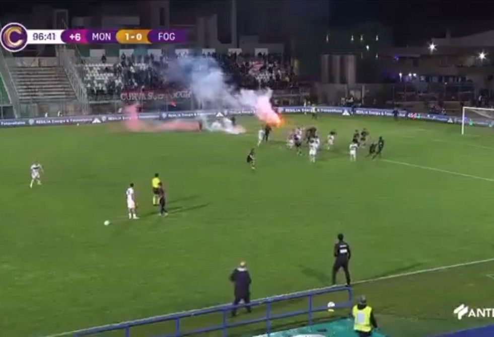 شاهد.. هروب اللاعبين بعد اقتحام ملثمين أرض الملعب (فيديو)