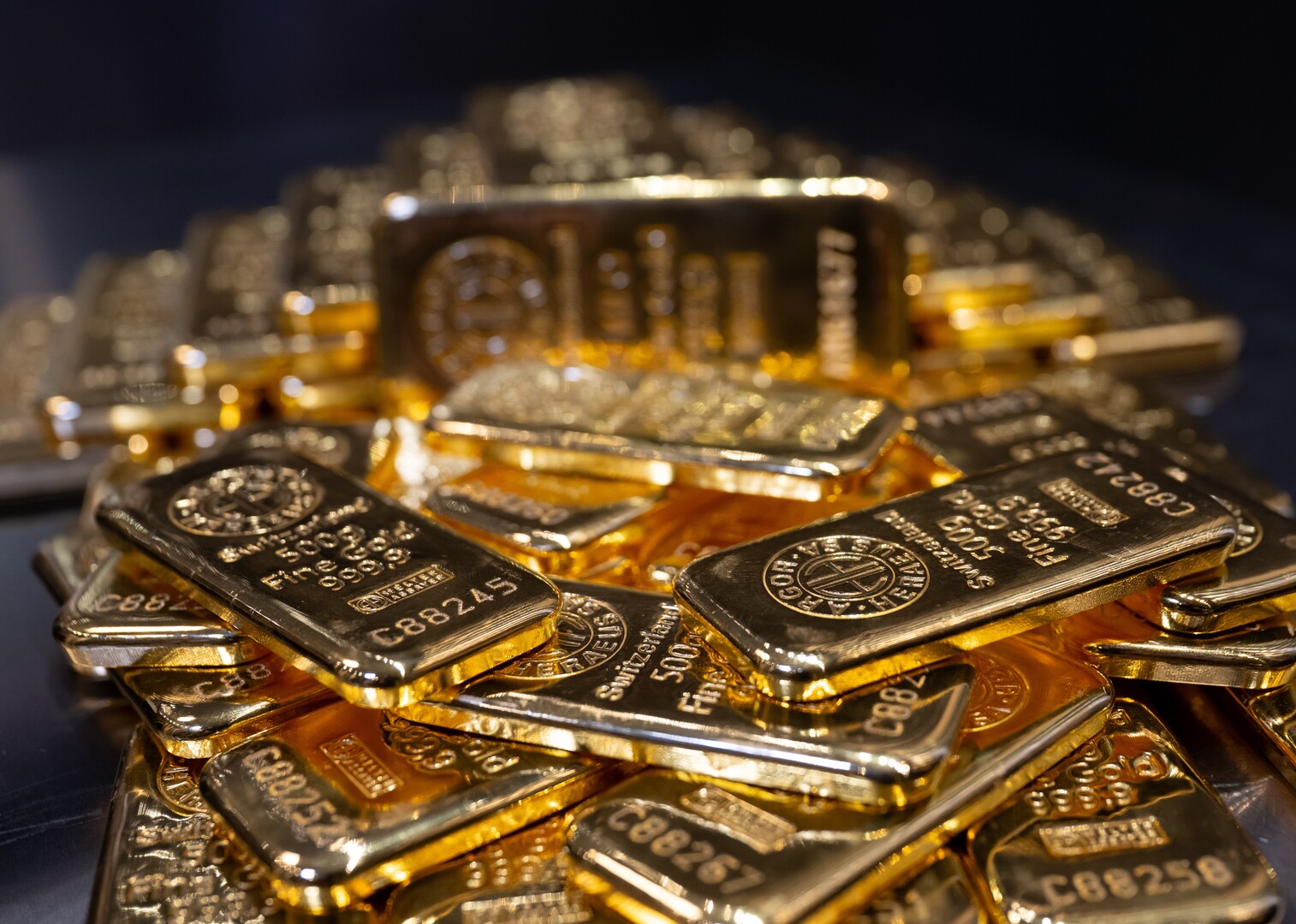 أسعار الذهب تهبط مع ترقب مسار المفاوضات بين واشنطن وطهران