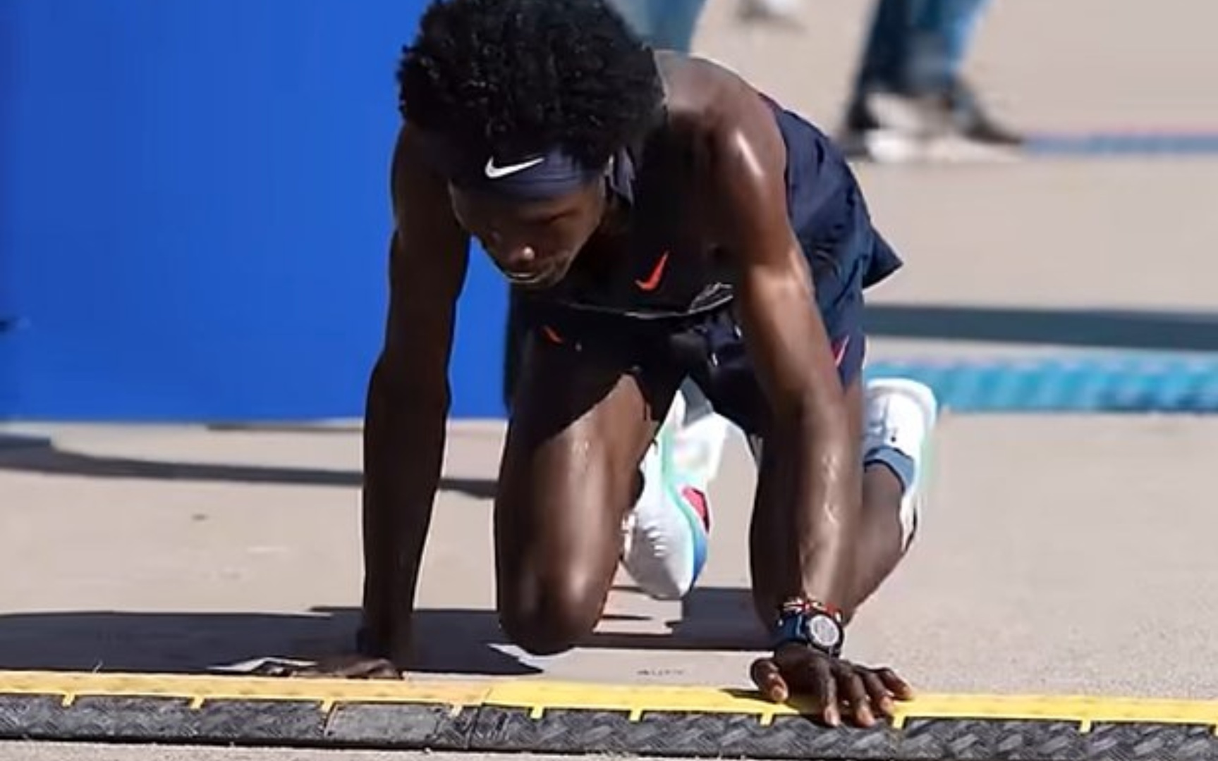 لحظة درامية.. عداء يكمل السباق على أطرافه الأربع (فيديو)