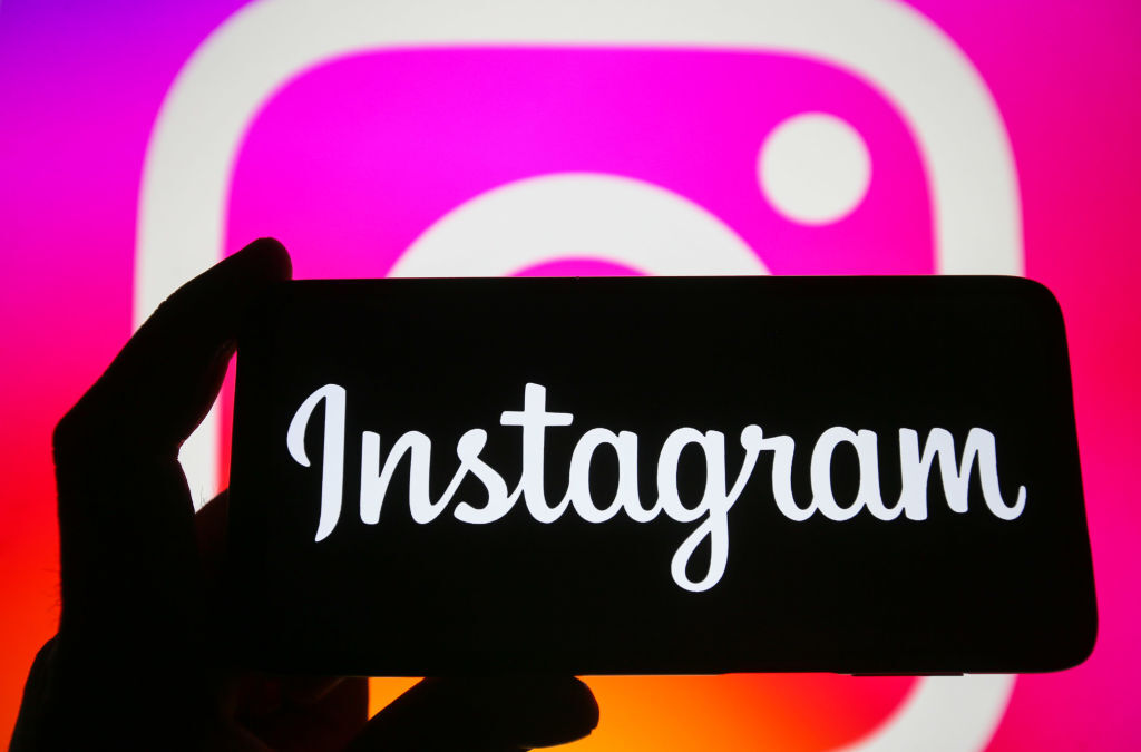 خلل برمجي في "إنستغرام" حول صور بعض المستخدمين بالأبيض والأسود
