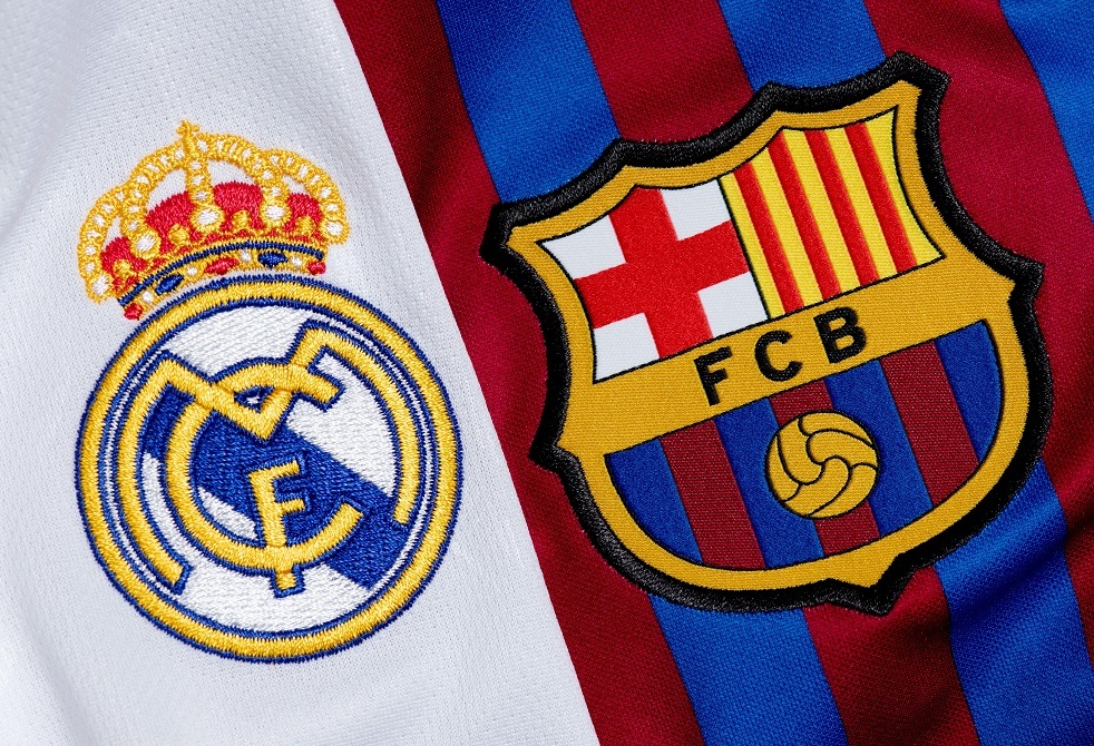 صورة مطربة تظهر على قميص برشلونة في "الكلاسيكو" ضد ريال مدريد