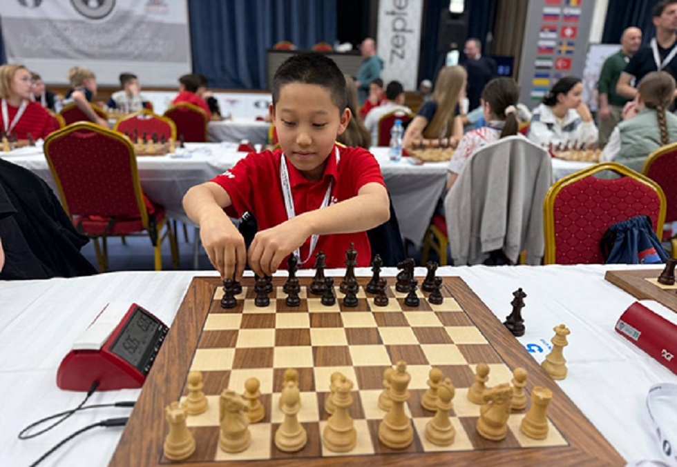 طفل روسي في سن 11 عاما يتوج بطلا للعالم بالشطرنج!