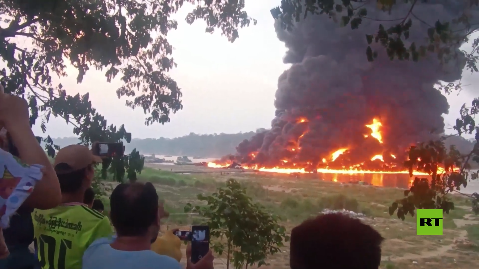 حريق هائل يندلع في ناقلات النفط بميناء ميانمار