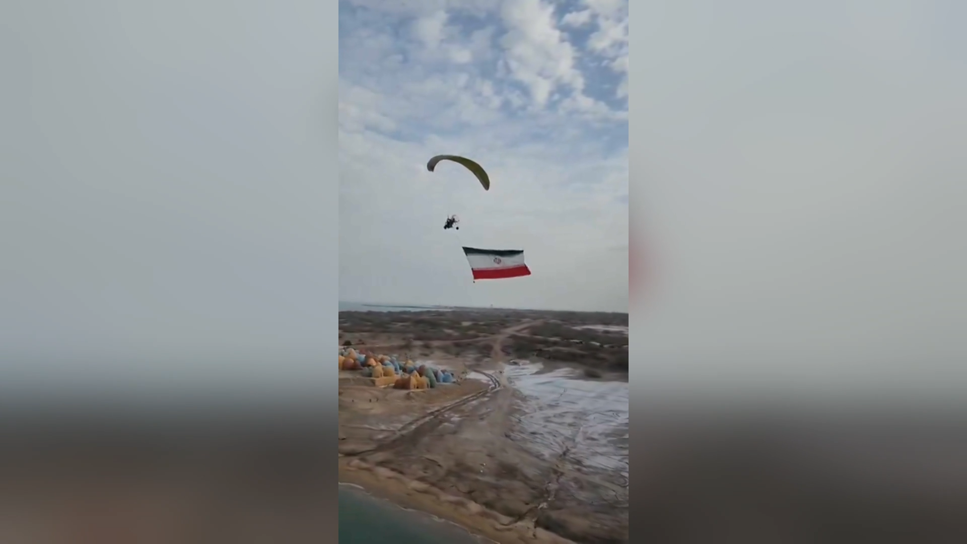 رفع العلم الإيراني فوق جزيرة هرمز