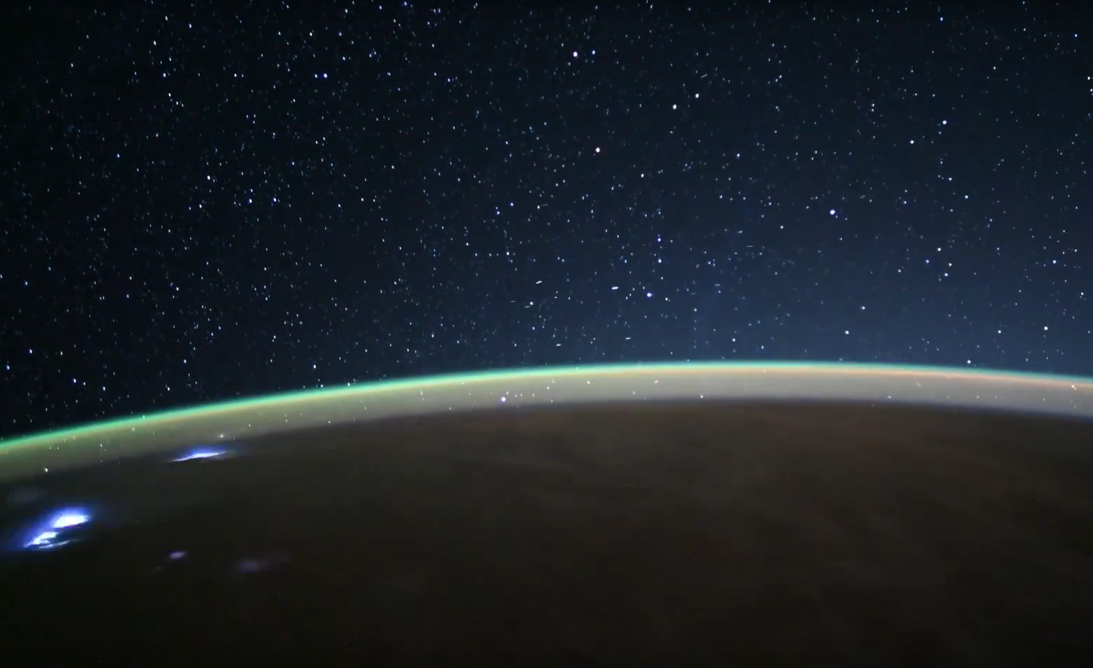 رائد روسي يوثق عدة ظواهر كونية في مقطع فيديو مميز