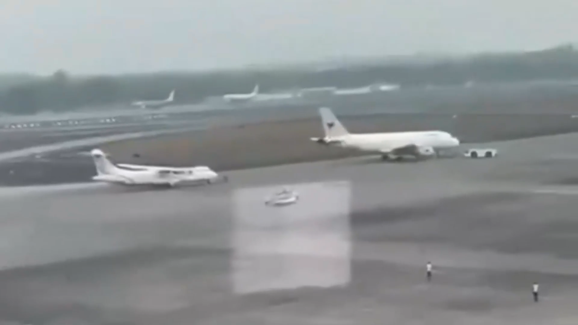 بسبب فرامل معطلة.. اصطدام طائرتين في مطار ميانمار