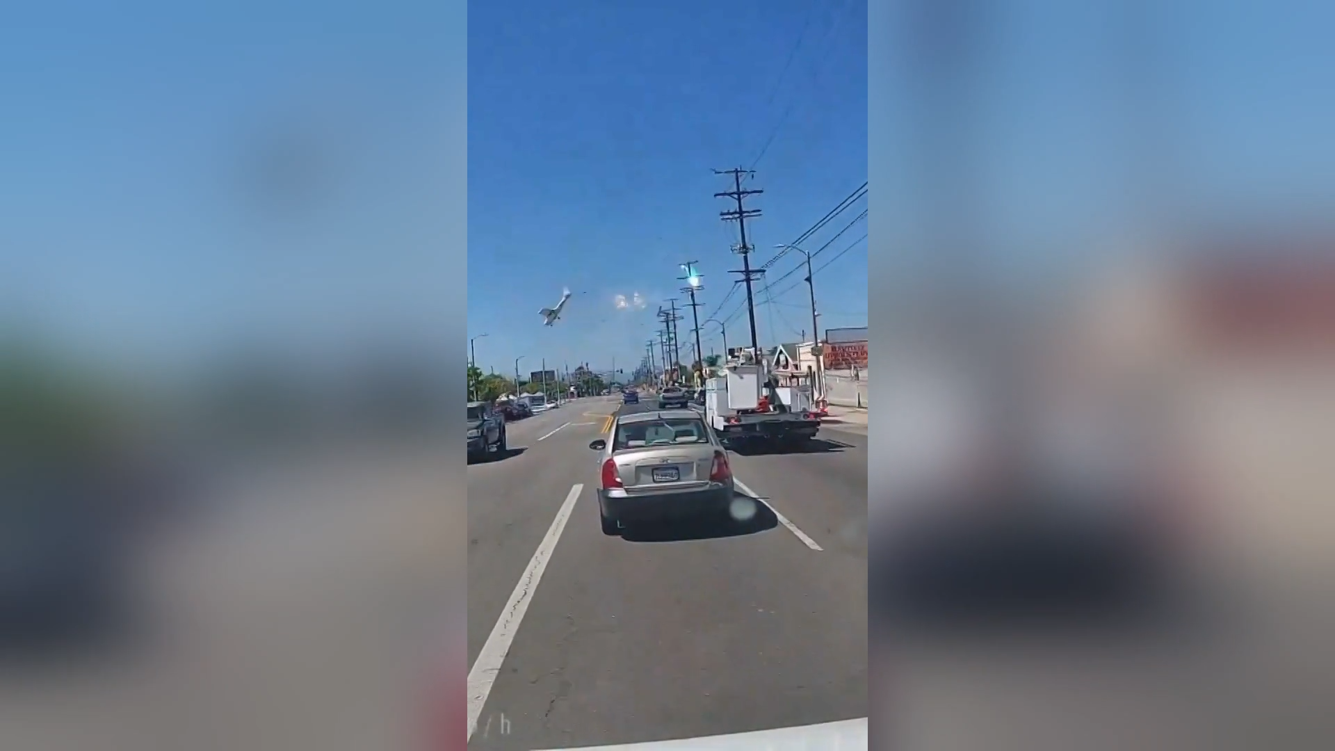 لحظة تحطم طائرة خفيفة بعد اصطدامها بخطوط كهرباء في كاليفورنيا