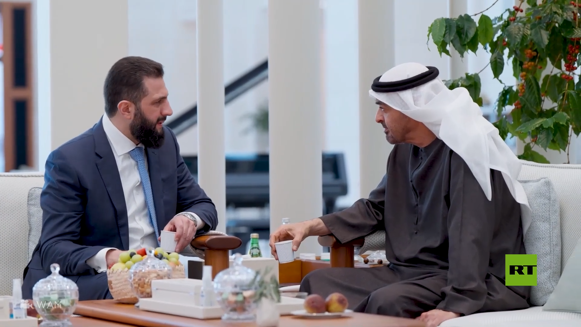 رئيس دولة الإمارات يستقبل الشرع في أبوظبي