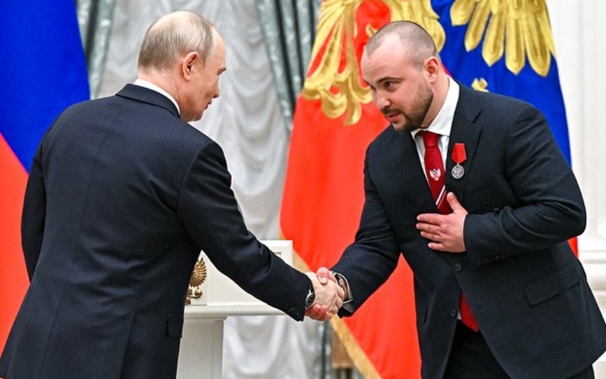 موقف طريف يجمع بوتين وبطل الملاكمة بيسبوتين