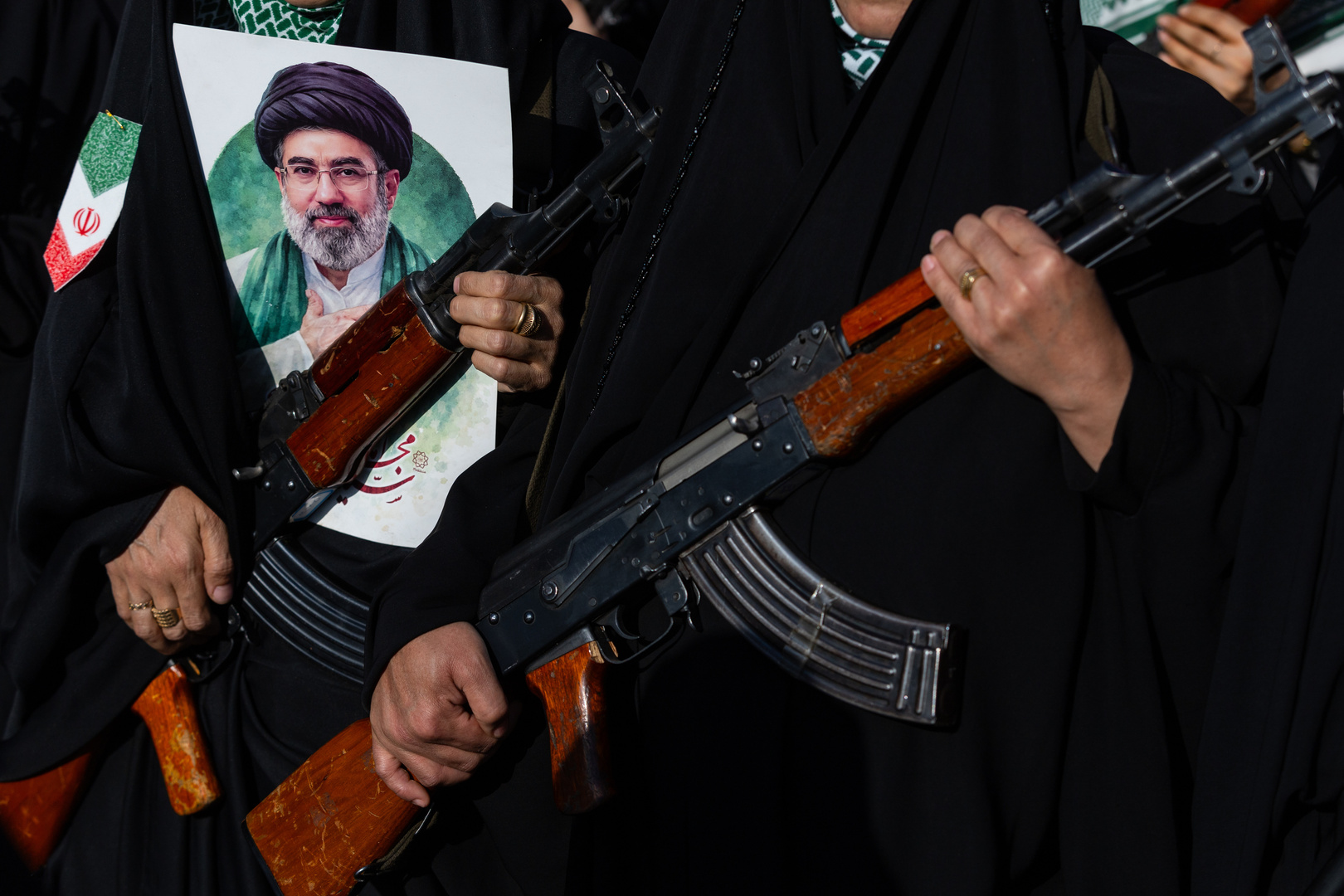 "نيويورك تايمز" ترصد حالة خامنئي الصحية.. من يعالجه وكيف يتواصلون معه وتشير إلى من "يدير إيران"