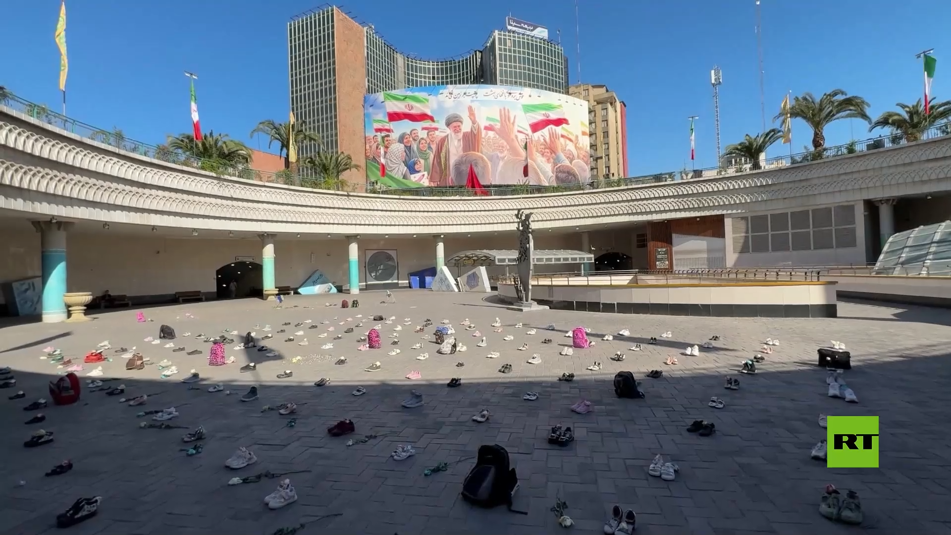 إحياء لذكراهم.. عرض حقائب وأحذية لضحايا مدرسة للبنات في ميناب في ساحة ولي العصر بطهران