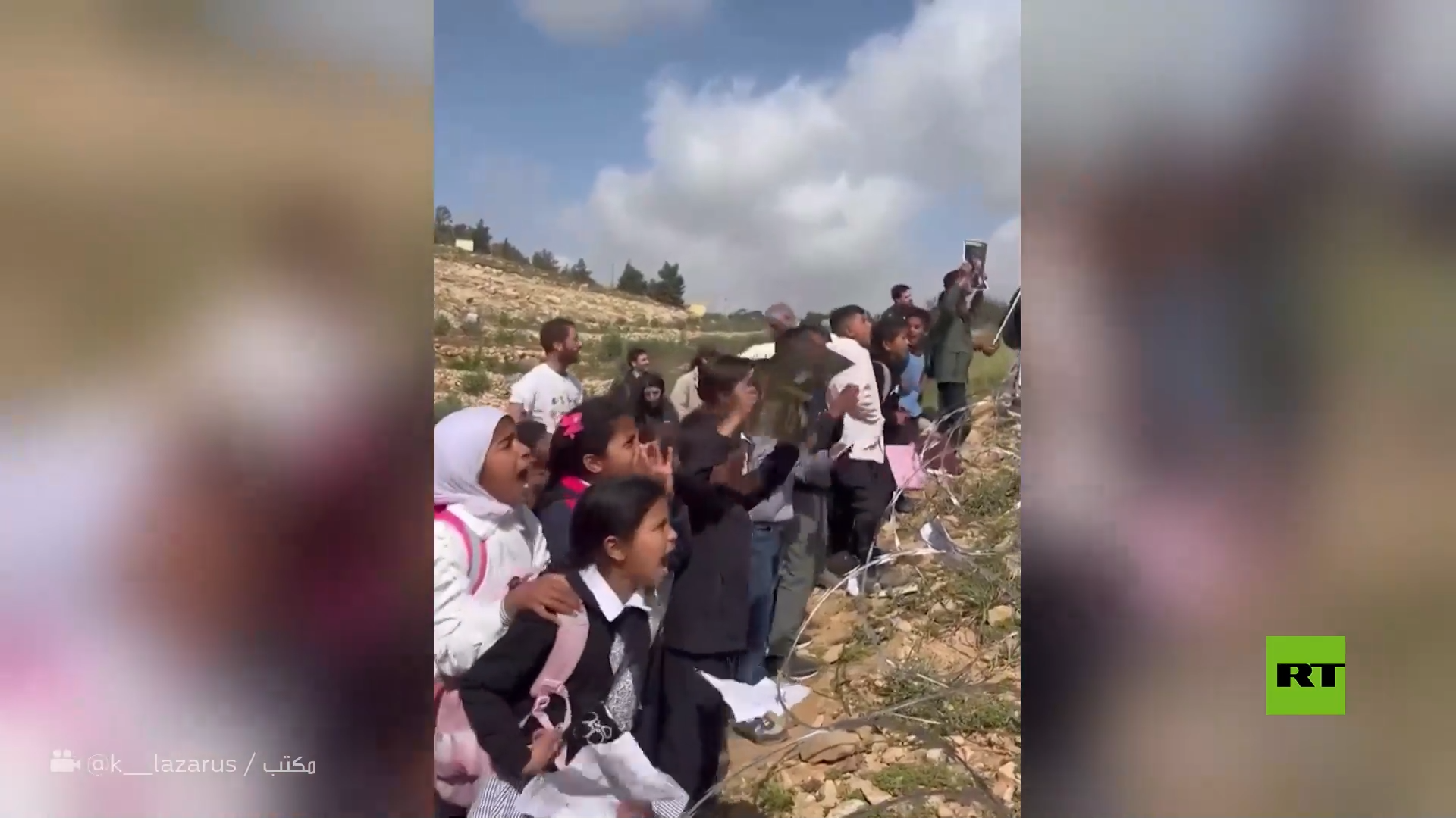 "افتحوا الطريق".. أطفال فلسطينيون يحتجون أمام أسلاك شائكة نصبها مستوطنون مطالبين بالوصول إلى مدرستهم