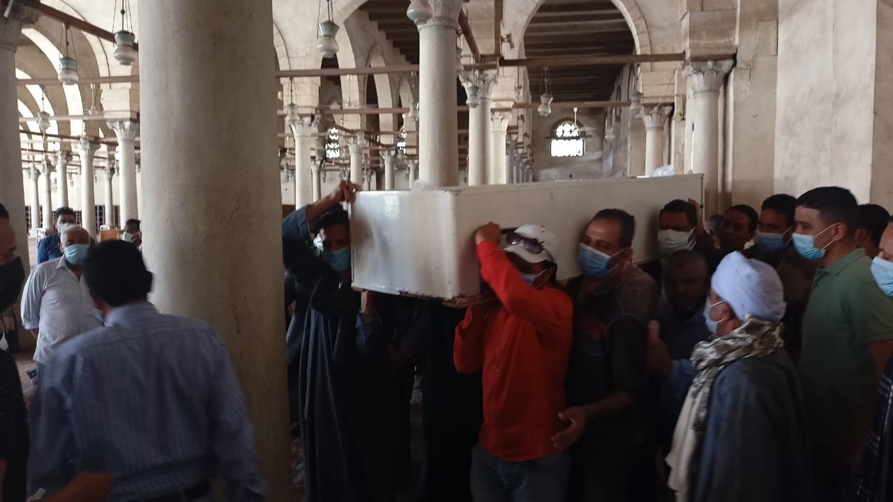 مصر.. انهيار زوجة الدكتور ضياء العوضي أثناء دفنه